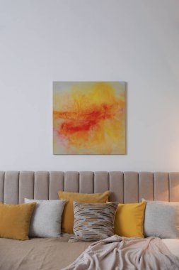 Şık oda içinde yumuşak yastıklı rahat bir yatak.