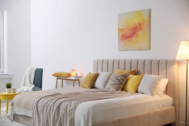 Rahat yatağı olan çağdaş bir oda.