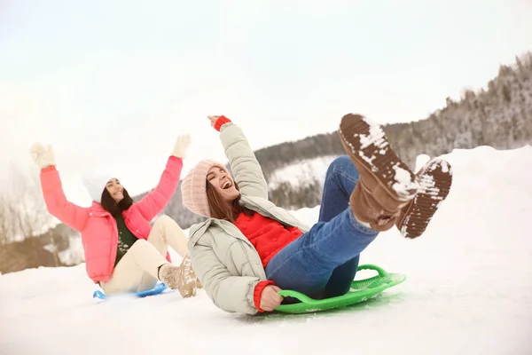 Amigos Felizes Divertindo Trenó Neve Férias Inverno — Fotografia de Stock