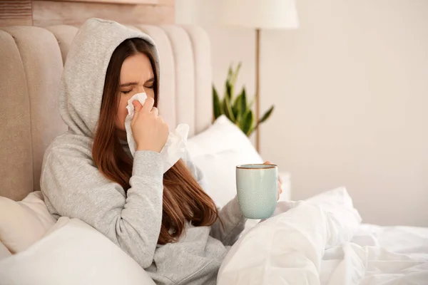 Nemocná Mladá Žena Šálkem Horkého Nápoje Doma Posteli Virus Chřipky — Stock fotografie