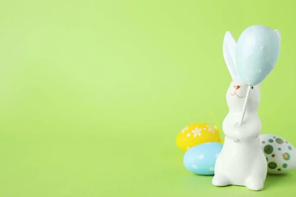 Пасхальная Фигура Кролика Окрашенные Яйца Зеленом Фоне Пространство Текста — стоковое фото
