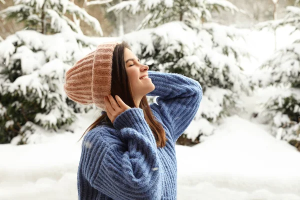 Mulher Bonita Suéter Quente Livre Dia Inverno — Fotografia de Stock