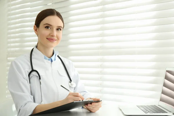 Retrato Una Joven Doctora Bata Blanca Lugar Trabajo —  Fotos de Stock