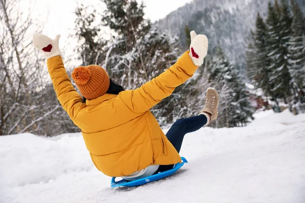 Femme Traîneau Extérieur Vue Derrière Vacances Hiver — Photo