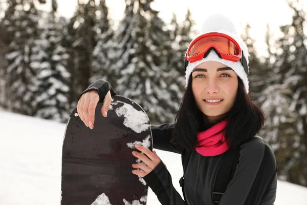 Joven Snowboarder Usando Ropa Deportiva Invierno Aire Libre —  Fotos de Stock