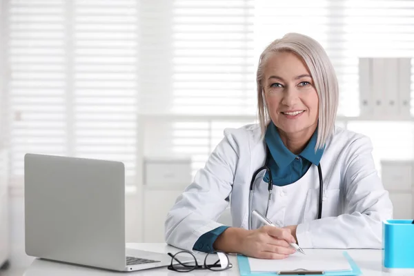 Portrait Mature Female Doctor White Coat Workplace — Stock Photo, Image