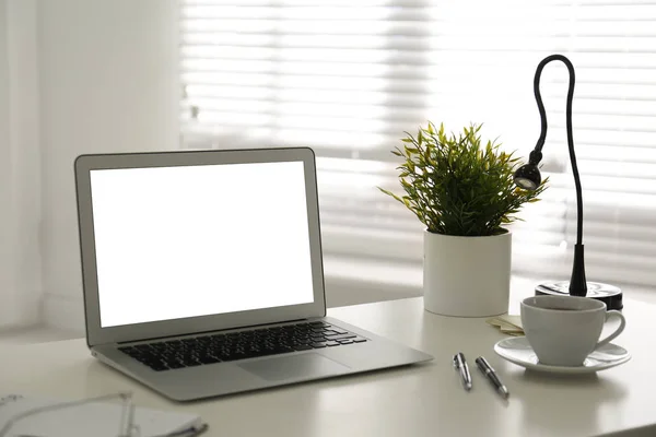 Ordenador Portátil Moderno Mesa Oficina Lugar Trabajo Con Estilo —  Fotos de Stock