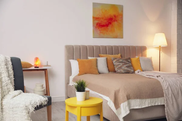 快適なベッドと現代的な部屋のスタイリッシュなインテリア — ストック写真