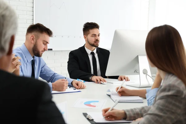 Professionele Business Trainer Werkt Samen Met Mensen Het Kantoor — Stockfoto