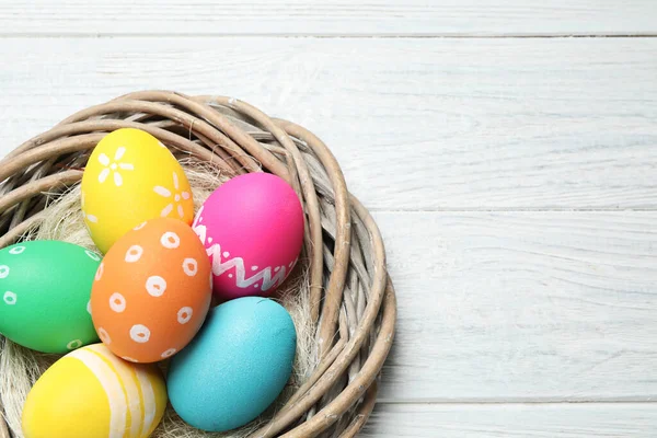 Nido Decorativo Con Huevos Pascua Sobre Fondo Madera Blanca Vista — Foto de Stock