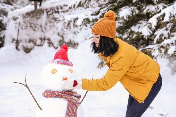 Счастливая Женщина Делает Снеговика Улице Зимние Каникулы — стоковое фото