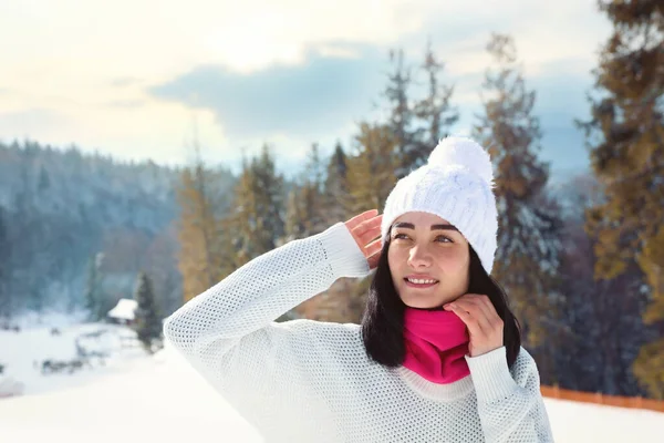 Junge Frau Bergresort Winterurlaub — Stockfoto