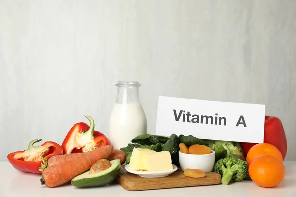 Verschiedene Natürliche Lebensmittel Und Papier Mit Text Vitamin Auf Weißem — Stockfoto