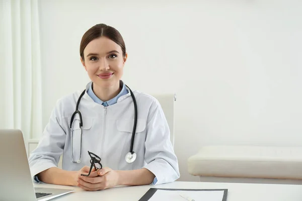 Retrato Una Joven Doctora Bata Blanca Lugar Trabajo —  Fotos de Stock