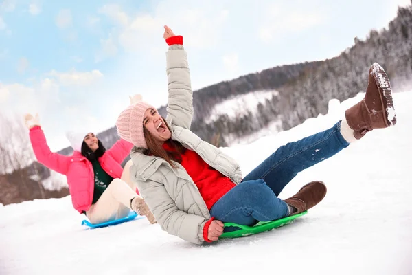 Amigos Felizes Divertindo Trenó Neve Férias Inverno — Fotografia de Stock