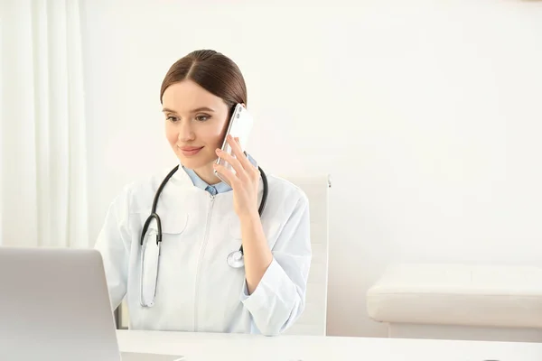 Ung Kvinnlig Läkare Talar Telefon Vid Bordet Kontoret — Stockfoto