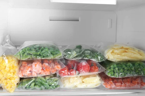 Sacos Plástico Com Diferentes Vegetais Congelados Geladeira — Fotografia de Stock