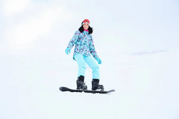 Dağlık Bölgede Snowboard Yapan Genç Bir Kadın Kış Tatili — Stok fotoğraf