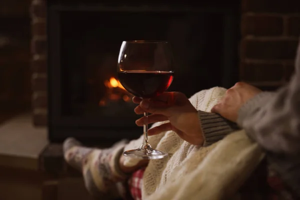 Γυναίκα Ποτήρι Κόκκινο Κρασί Κοντά Στην Καύση Τζάκι Closeup — Φωτογραφία Αρχείου