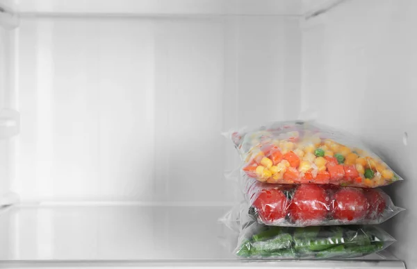 Plastikowe Torby Różnymi Mrożonymi Warzywami Lodówce Miejsce Tekst — Zdjęcie stockowe