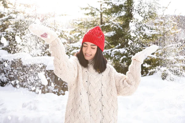 Счастливая Молодая Женщина Играет Снегом Открытом Воздухе Зимние Каникулы — стоковое фото