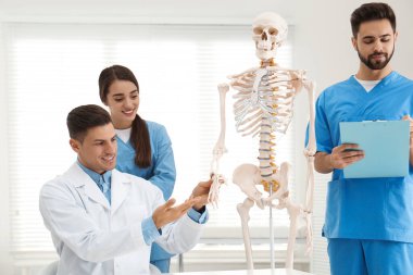 Klinikte tıp öğrencilerine öğreten profesyonel ortopedist.