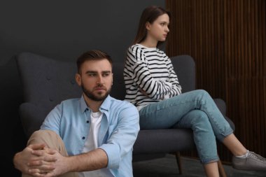 Evde sorunları olan mutsuz bir çift.