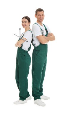 Beyaz arkaplanda profesyonel oto tamircilerinin tam boy portresi