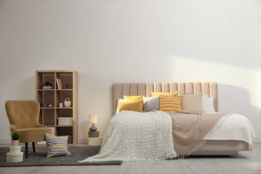 Rahat yatağı olan çağdaş bir oda.