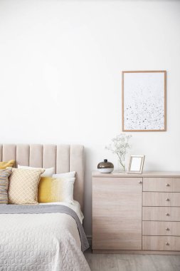 Rahat yatağı olan çağdaş bir oda.