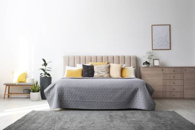 Rahat yatağı olan çağdaş bir oda.