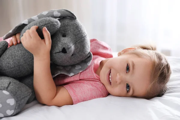 Милая Маленькая Девочка Игрушечным Кроликом Кровати Дома — стоковое фото