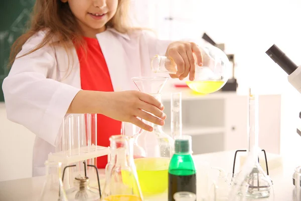 Niño Haciendo Experimento Mesa Clase Química Primer Plano —  Fotos de Stock