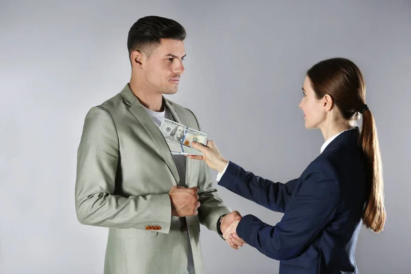 Frau Schüttelt Mann Die Hand Und Bietet Bestechung Auf Grauem — Stockfoto