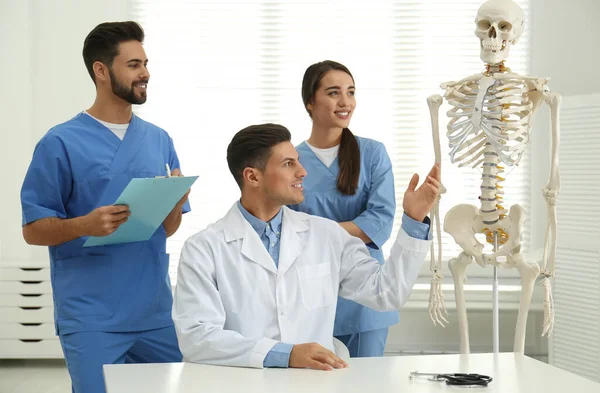 Beruflicher Orthopäde Unterrichtet Medizinstudenten Klinik — Stockfoto