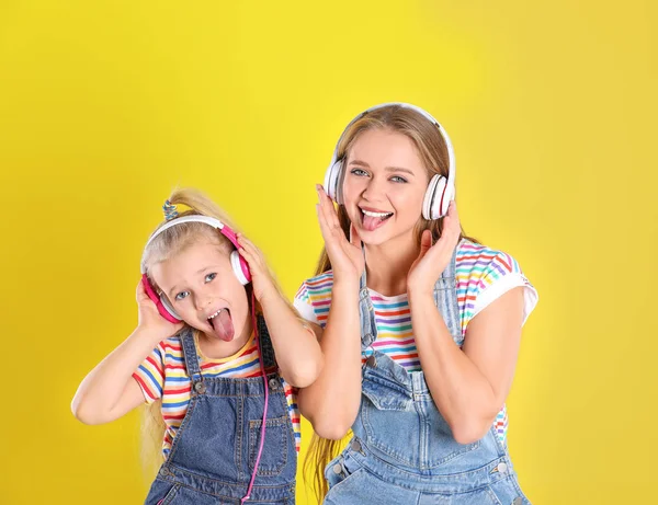Happy Mother Little Daughter Headphones Yellow Background — Stock Photo, Image
