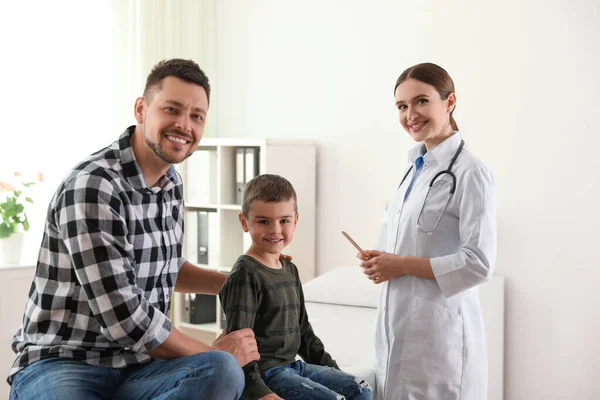 Father Son Visiting Pediatrician Doctor Working Patient Hospital — Stock Photo, Image