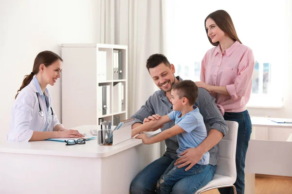 Γονείς Και Γιος Επισκέπτονται Τον Παιδίατρο Γιατρός Που Εργάζεται Ασθενή — Φωτογραφία Αρχείου
