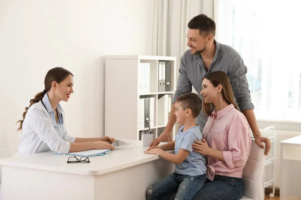 Ouders Zoon Bezoek Bij Een Kinderarts Arts Werkt Met Patiënt — Stockfoto