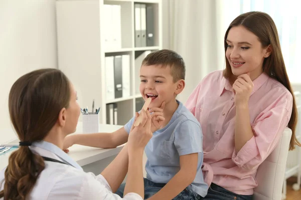 Madre Figlio Dal Pediatra Medico Che Esamina Gola Del Piccolo — Foto Stock