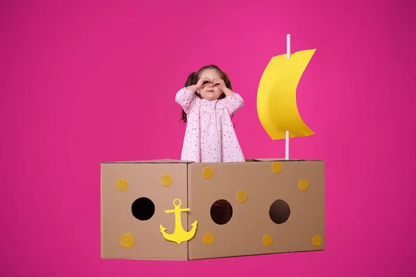 Petit Enfant Jouant Avec Navire Carton Boîte Sur Fond Rose — Photo