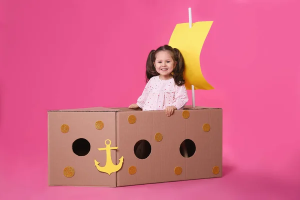 Petit Enfant Jouant Avec Navire Carton Boîte Sur Fond Rose — Photo