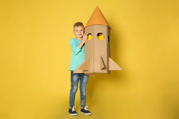 Niño Jugando Con Cohete Hecho Caja Cartón Sobre Fondo Amarillo —  Fotos de Stock