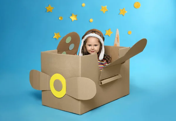 Niño Jugando Con Avión Hecho Caja Cartón Cerca Estrellas Sobre — Foto de Stock