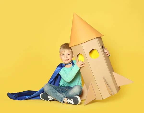 Niño Pequeño Capa Jugando Con Cohete Hecho Caja Cartón Sobre — Foto de Stock