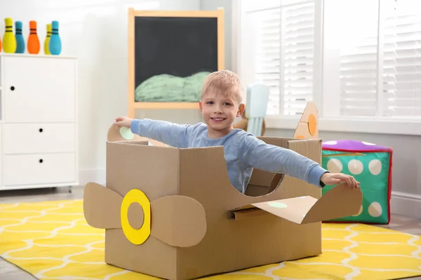 Kleines Kind Spielt Hause Mit Flugzeug Aus Pappkarton — Stockfoto