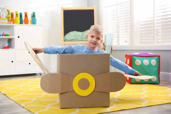 Pequeño Niño Jugando Con Avión Hecho Caja Cartón Casa — Foto de Stock