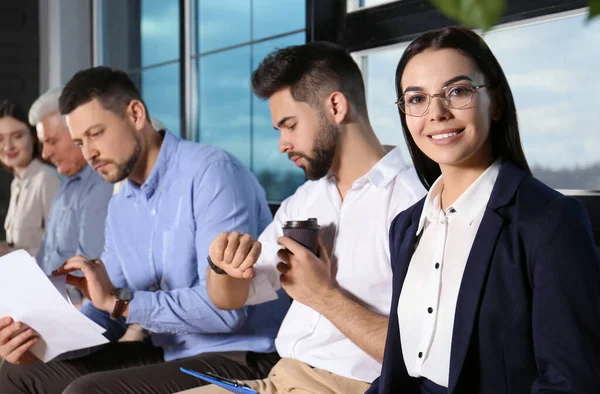 Mujer Joven Con Anteojos Esperando Entrevista Trabajo Salón Oficinas —  Fotos de Stock