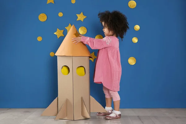 Mignon Enfant Afro Américain Jouant Avec Fusée Carton Près Mur — Photo