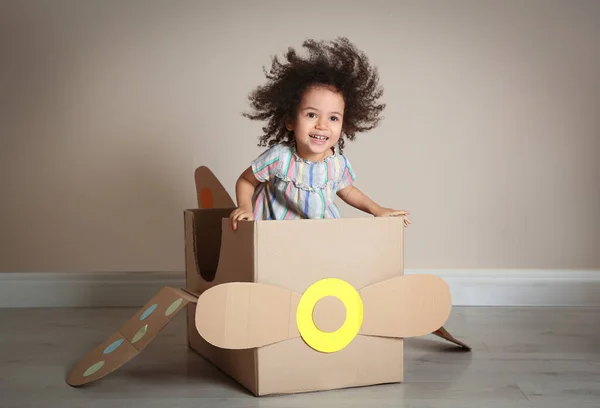 Carino Bambino Afroamericano Che Gioca Con Aereo Cartone Vicino Alla — Foto Stock